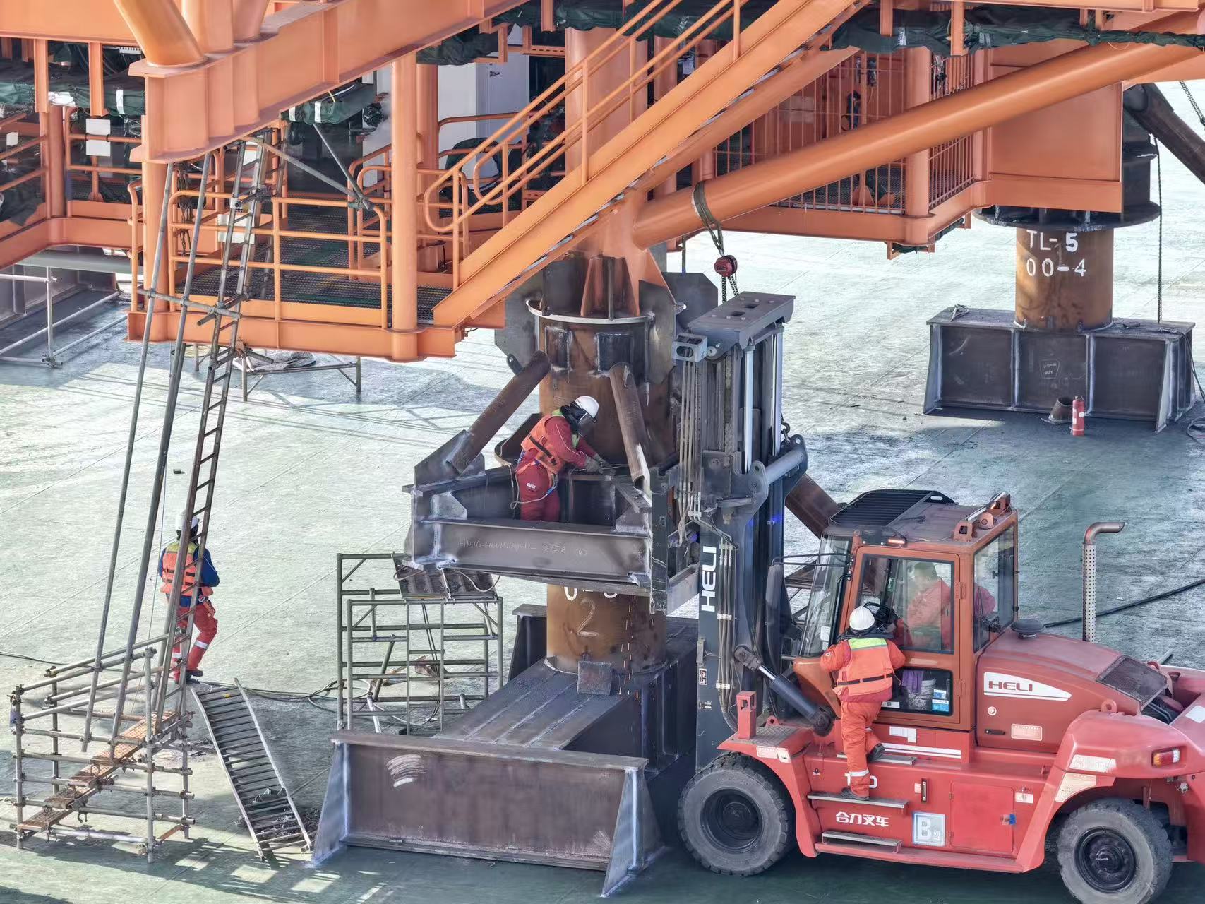 助力能源基础设施建设：大型模块搭乘 “BigRoll KMC Busan釜山号” 顺利启运